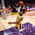 NBA常规赛湖人球员突破上篮瞬间缩略图